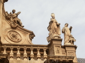 Фасад Собора украшен многочисленными скульптурами святых, автором многих из них является француз Antonio Dupar.