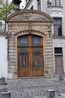 А это очень красивый портал XVII в. особняка, который расположен напротив церкви Сен-Жюльен-ле-Повр