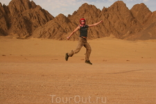 Путешествие в пустыню на квадроциклах. Это, конечно, уже не территория отеля. Это настоящий Египет: сухой, ветреный, песчаный. Вечный. 