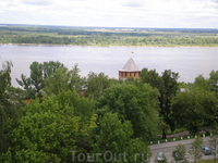 Вид на Волгу со стен Нижегородского кремля. Белая башня Нижегородского кремля - название башни, может быть, связано с цветом ее нижнего яруса, а, возможно ...