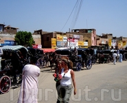 «Конестоянка» у Карнакского храма.