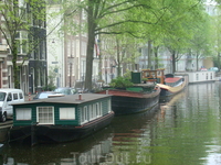 А это особенная часть Амстердама - дома-лодки. После войны голландцам негде было жить, поэтому им приходилось жить в лодках. Некоторые семьи до сих пор ...