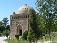 Мавзолей Саманидов — расположен в историческом центре Бухары, в парке, разбитом на месте древнего кладбища. Мавзолей, который строился в IX веке (между 892 и 943), является одной из наиболее почитаемы
