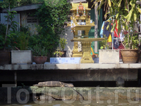 В Таиланде существует старинный обычай устанавливать перед зданиями маленькие храмики, где обитают добрые Духи, если у духа не будет отдельного жилья, ...