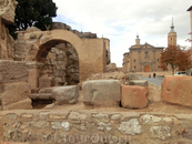 Данный отрезок стены заканчивается у башни Зуда (Torreón de La Zuda). Башня Зуда - это то, что осталось от дворца Зуда - мусульманской крепости (alcázar) ...