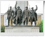 У подножия стелы - постамент, на котором возвышаются четыре бронзовые фигуры солдат СССР, США, Великобритании и Франции.