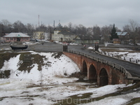 Каменный въездной мост в кремль построен в XIX в.