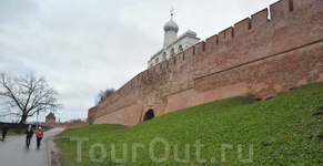 Новгородский Кремль. Общая протяженность кремлевских стен 1385 метров, высота от 8 до 10 метров.