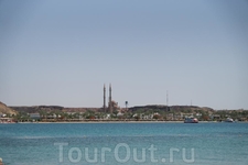 Бухта Красного моря. 
В самой бухте нет кораллов и красочных рыбок, но зато не надо одевать специальную обувь и не беспокоят ветра)))