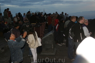 много желающих встретить рассвет с видом на вулкан Бромо