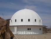 Интегратрон в пустыне Мохаве Северной Америки, в 25 километрах от долины Юкка, штат Калифорния. Это массивное куполообразное сооружение, законченное строительством ...