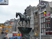 Конная статую королевы Вильгельмины на улице Рокэн.