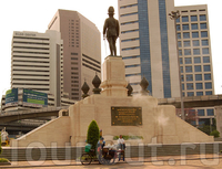 Памятник Раме VI в Банкоке