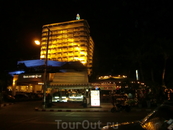 Вид на отель в вечернее время