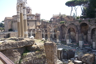 Рим.  Римские  Форумы. Слева  Храм Кастора и Поллукса,справа остатки  форума  Цезаря.  Вдали  церковь  Санти - Лука - э - Мартина.