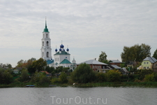 Проплываем мимо красивой церкви.