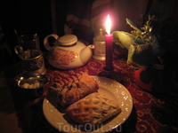 в этом маленьком кафе не было ни одного одинакового стула ни одной одинаковой тарелки или чашки - атмосфера антикварного магазинчика в этом маленьком кафе не было ни одного одинакового стула ни одной одинаковой тарелки или чашки - атмосфера антикварного магазинчика