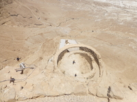 Прощаясь с Масадой, на знойной вершине которого мы провели пару часов, слушаю гида Бориса. Своя кожа уже пахнет жареным. ) Развалины крепости были впервые ... Прощаясь с Масадой, на знойной вершине которого мы провели пару часов, слушаю гида Бориса. Своя кожа уже пахнет жареным. ) Развалины крепости были впервые ...