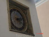 Вот знаменитые часы на Церкви Святого Духа - одни из самых старых в Таллинне. Иногда они расходятся в своих показаниях с ратушными часами, и тогда их приходится ...