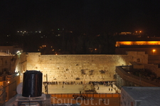 С крыши домика мы увидели Стену плача - цель нашего ночного путешествия.