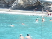 купание возле скал Алании