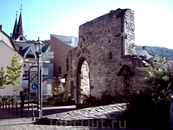 Сохранившаяся стена старого города
