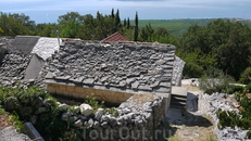 Село Баст. Остатки древней далматинской архитектуры. Каменные плиты крыши служили источником накопления солнечной энергии (древние солнечные батареи)