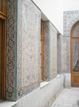 вот такой яркой  мозаикой  выложены стены  арабского  дворика