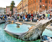 Фонтан Баркачча на площади Испании в Риме