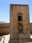 Накше-Рустам
Накше-Рустам известен также и величайшим археологическим произведением – квадратным в сечении сооружением, высотой в двенадцать метров. Это здание содержит всего лишь одно внутреннее пом