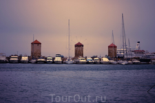 Три ветряные мельницы на на молу гавани Мандраки