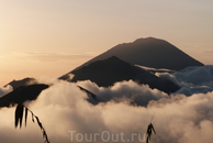 Вулкан Агунгг 3143 метра
