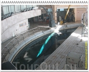 Основную центральную часть здания гидролаборатории занимает цилиндрический резервуар (диаметр 23 метра, высота 12 м, ёмкость 5000 т), заполненный водой ...