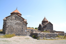 Церкви Сурб Аракелоц и Сурб Аствацацин (871-874) сохранились до наших дней. Это небольшие трехапсидные крестово-купольные церкви. Отличает их характер кладки, выполненной в церкви Аствацацин из чисто 