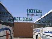 А вот и название отеля. Кто хочет в пустыне "посушиться" - милости просим. "Бербер" в названии, видимо местные берберы держат. 