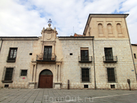 El Palacio del Conde de Gondomar больше известный как Casa del Sol (дом Солнца) был построен в 1540 году. Сейчас там размещается Национальный музей репродукций ...