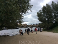 Кормить лебедей  приходят и туристы. и местные мамки с детишками. Кормить лебедей  приходят и туристы. и местные мамки с детишками.