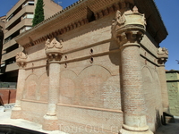 А вот это место довольно оригинальное. Называется La capilla de Luis de Lucena, капелла, где похоронен испанский гуманист, медик и писатель Luis de Lucena ...