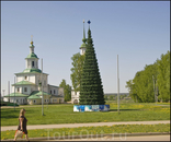 В городе, где живёт Д.Мороз, ёлку на лето не убирают,Надо же где то спрятаться, когда на улице +26