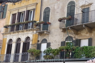 Верона.  Площадь делла Эрбе. Дом Маццанти известен своими  фресками  на  мифологические темы ,украшающие  фасад дома.