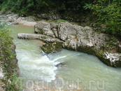 Гуамское ущелье. Река которая была то тихой и настолько порывистой, что пугала своей силой.