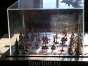 В "Ореховой" гостиной, служившая парадным кабинетом для приема особо важных гостей сидел в креслах и играл в шахматы Пётр I.