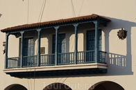 с этого балкона Муниципалитета, выходящего на главную площадь Сантьяго-де-Куба – парк Сеспедеса, утром 1 января 1959 года вышел глава партизан Фидель Кастро ...