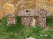 Медовые водопады; этот макет жилища (видимо сакли) расположен в одной экспозиции с предыдущими экспонатами