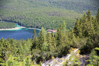 Внизу виден отель "Eibsee", единственный на озере