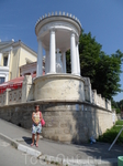 Дача «Милос» в Феодосии получила своё название из-за копии скульптуры Венеры Милосской, которая находится в беседке-ротонде у ограды дачи.