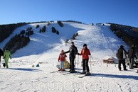 Младшая сестра, папа и я. Первый раз на лыжи стали!