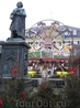Бетховен на центральной площади Бонна в праздничном окружении.