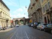 В Милане, как и во многих городах Европы трамваи и машины движутся в одном  пространстве.