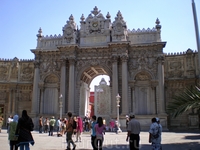 Главные ворота Дворца Долмабахче. Дворец строился в 1842-53 гг. для Абдул-Меджида I, который стал тяготиться средневековым дворцовым комплексом Топкапы и желал иметь дворец в стиле барокко, способный 